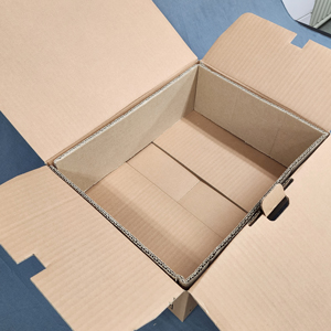 箱の側面を保護するための板ダンボール