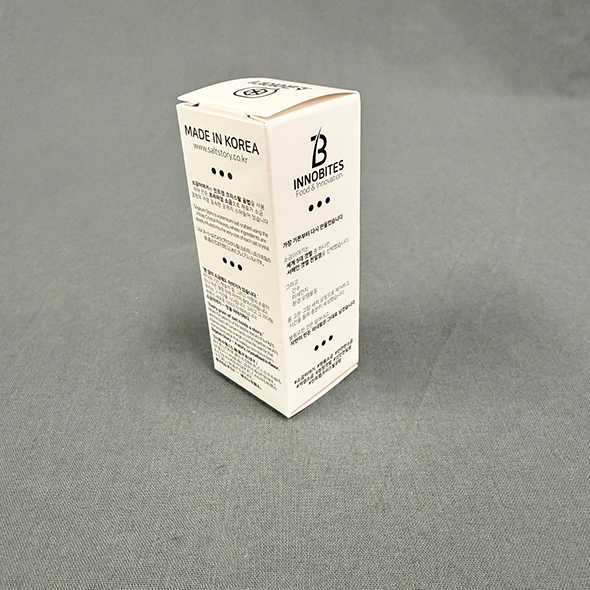 仕切りに置かれる単一の箱